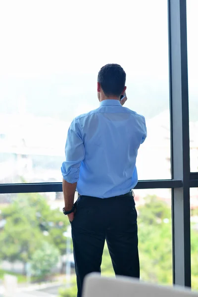 Homem de negócios falando por celular — Fotografia de Stock