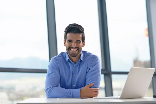 Felice giovane uomo d'affari in ufficio — Foto Stock