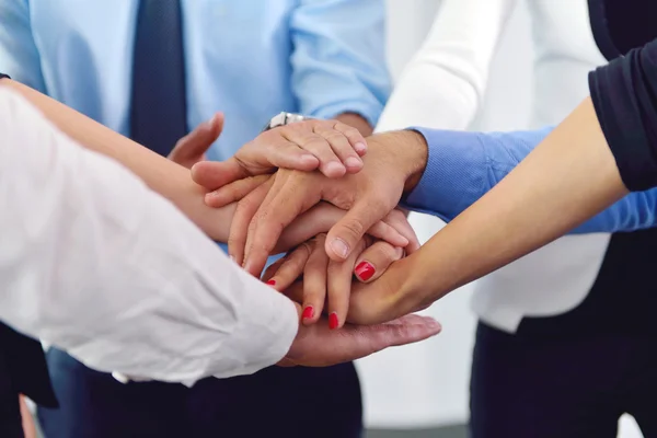 Business folk grupp att gå med händerna — Stockfoto