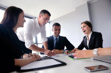 iş insanlar grubu ofisinde bir toplantıda