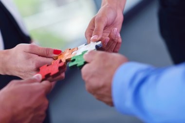 Parçalı bulmaca montaj iş adamları grubu