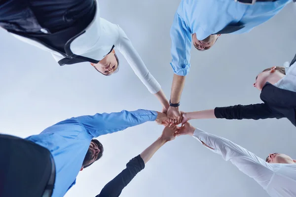 Gruppe der Geschäftsleute schließt sich zusammen — Stockfoto