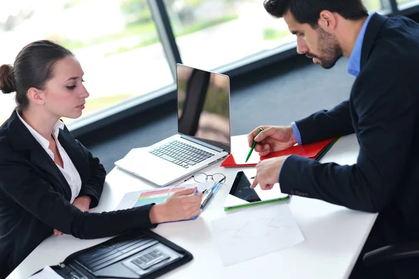 Affärsmän i ett möte på kontoret — Stockfoto