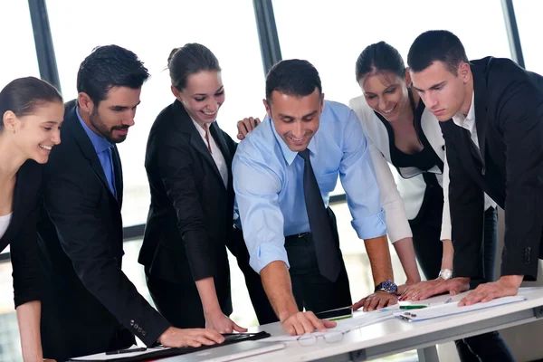 Business folk gruppen i ett möte på kontoret — Stockfoto