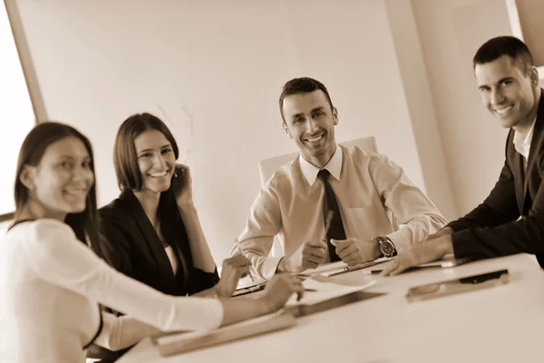 Üzleti emberek csoport irodában ülés — Stock Fotó