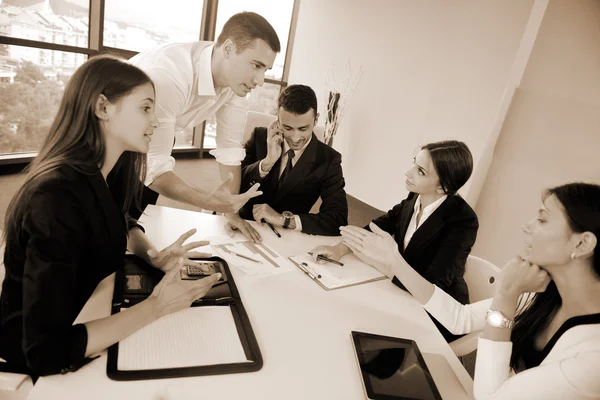 Business folk gruppen i ett möte på kontoret — Stockfoto