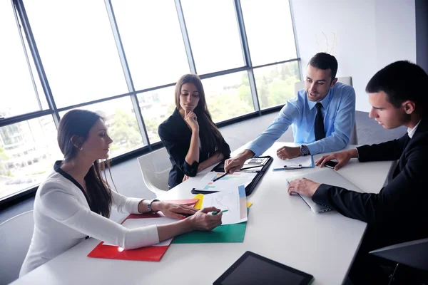 Grupo de empresarios en una reunión en la oficina —  Fotos de Stock