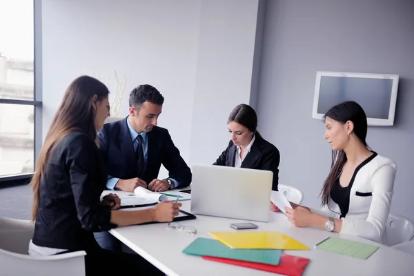 Grupo de empresarios en una reunión en la oficina —  Fotos de Stock