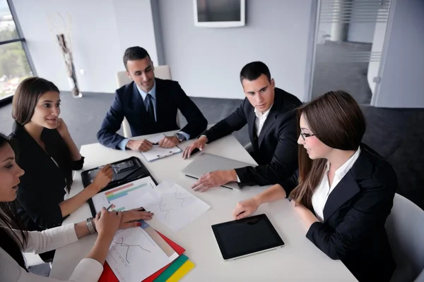 Mensen bedrijfsgroep in een vergadering op kantoor — Stockfoto