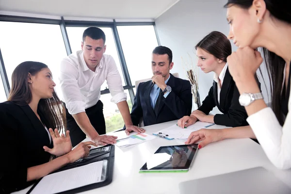 Geschäftsleute treffen sich im Büro — Stockfoto