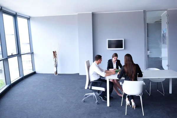Grupo de empresarios en una reunión en la oficina — Foto de Stock