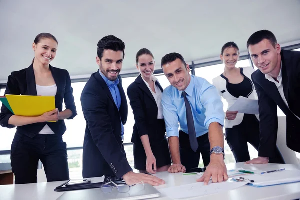 Business folk gruppen i ett möte på kontoret — Stockfoto