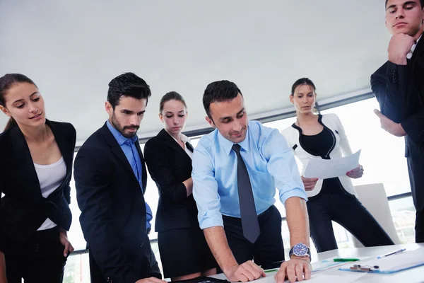 Gruppo di uomini d'affari in una riunione in ufficio — Foto Stock