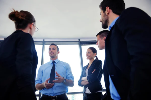 Gruppo di uomini d'affari in una riunione in ufficio — Foto Stock