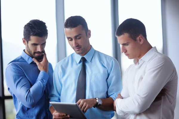 Business folk gruppen i ett möte på kontoret — Stockfoto