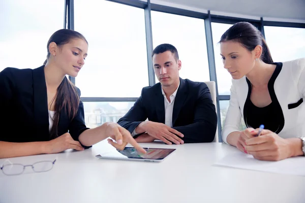 Business folk gruppen i ett möte på kontoret — Stockfoto