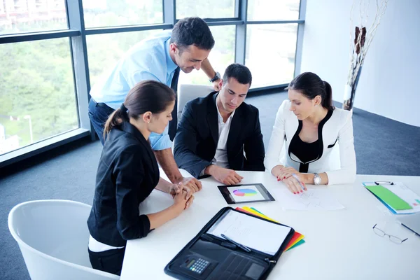 Business folk gruppen i ett möte på kontoret — Stockfoto