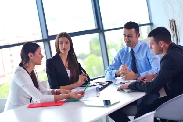 Geschäftsleute treffen sich im Büro — Stockfoto