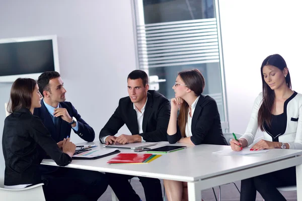 Groupe de gens d'affaires dans une réunion au bureau — Photo