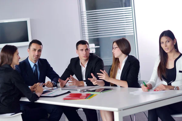 Üzleti emberek csoport irodában ülés — Stock Fotó