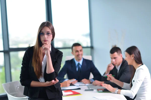 Business folk gruppen i ett möte på kontoret — Stockfoto