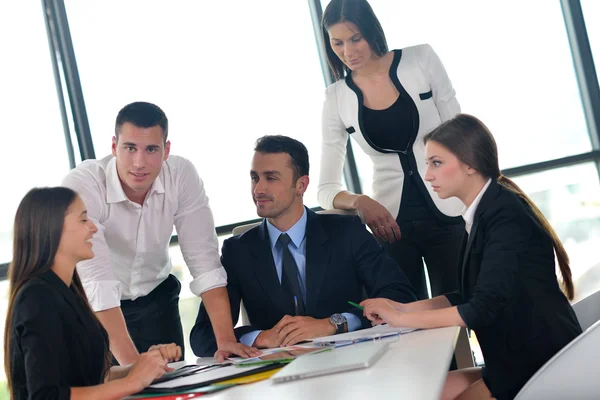 Mensen bedrijfsgroep in een vergadering op kantoor — Stockfoto