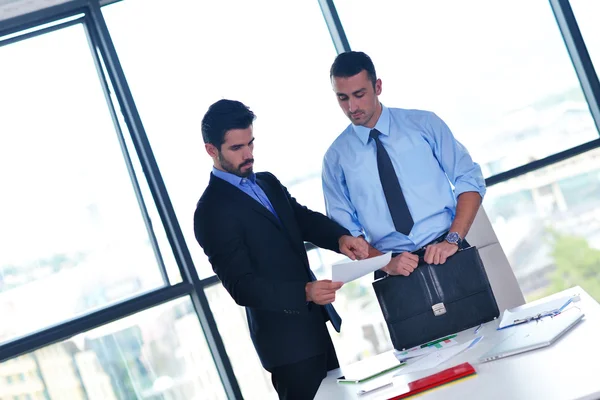 Geschäftsleute bei einer Besprechung im Büro — Stockfoto