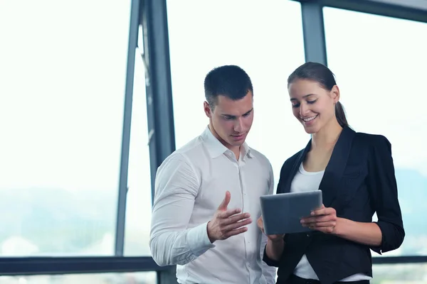 Business folk gruppen i ett möte på kontoret — Stockfoto