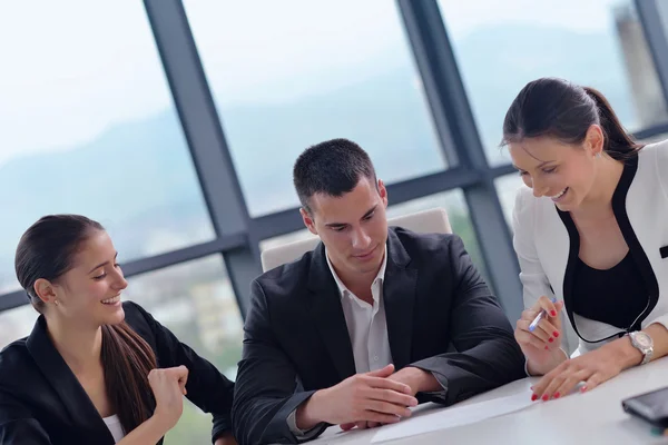 Geschäftsleute treffen sich im Büro — Stockfoto