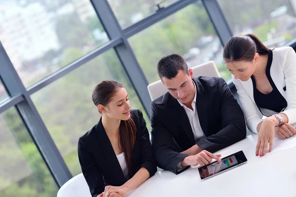 Business folk gruppen i ett möte på kontoret — Stockfoto