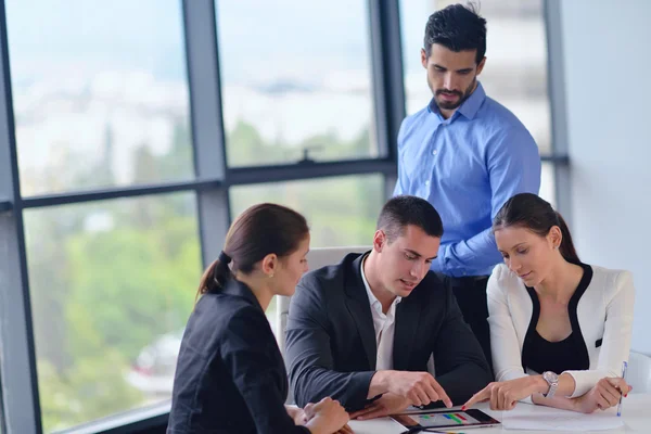 Business folk gruppen i ett möte på kontoret — Stockfoto