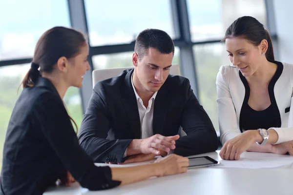 Geschäftsleute treffen sich im Büro — Stockfoto