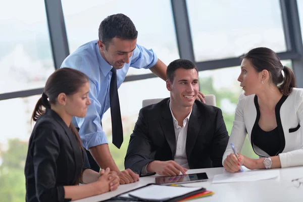 Geschäftsleute treffen sich im Büro — Stockfoto