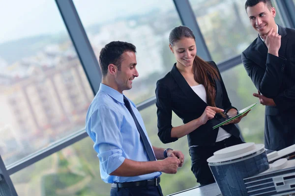 Business folk gruppen i ett möte på kontoret — Stockfoto