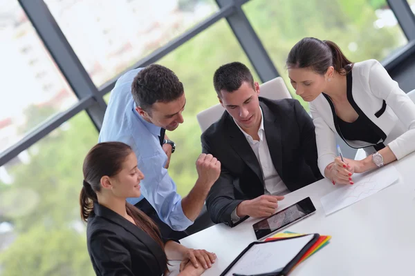 Business folk gruppen i ett möte på kontoret — Stockfoto