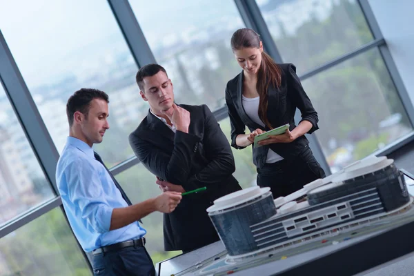 Grupo de empresarios en una reunión en la oficina — Foto de Stock