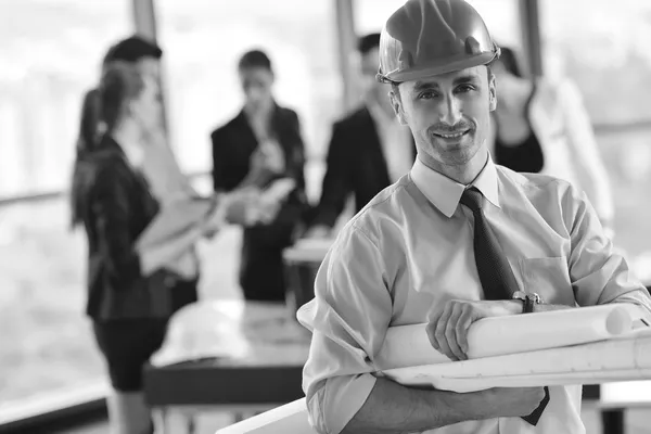 Gente de negocios e ingenieros de construcción en reunión —  Fotos de Stock