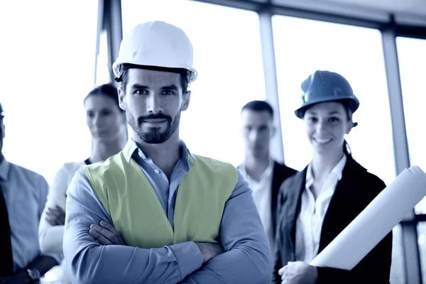 Empresários e engenheiros de construção em reunião — Fotografia de Stock