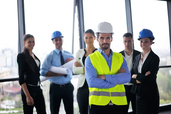Hommes d'affaires et ingénieurs en construction en réunion — Photo