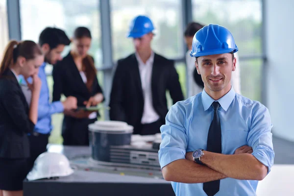 Empresários e engenheiros de construção em reunião — Fotografia de Stock