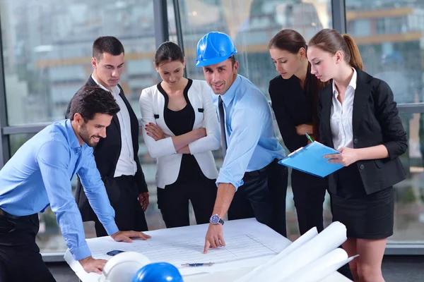 Hommes d'affaires et ingénieurs en construction en réunion — Photo