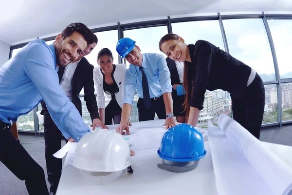 Business mensen en bouw ingenieurs over de bijeenkomst van — Stockfoto