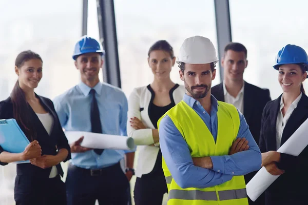 Hommes d'affaires et ingénieurs en construction en réunion — Photo