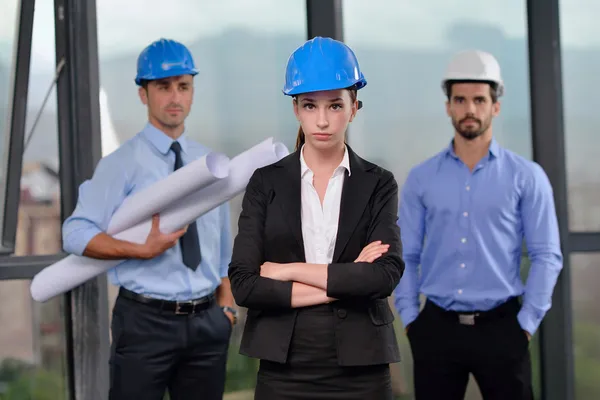 Üzleti emberek és építőipari mérnökök találkozó — Stock Fotó