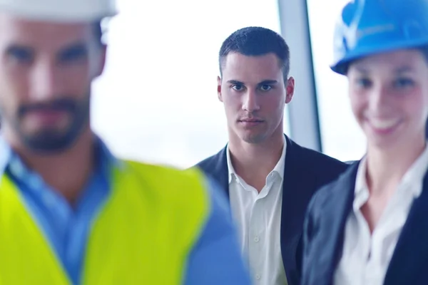 Gente de negocios e ingenieros de construcción en reunión — Foto de Stock