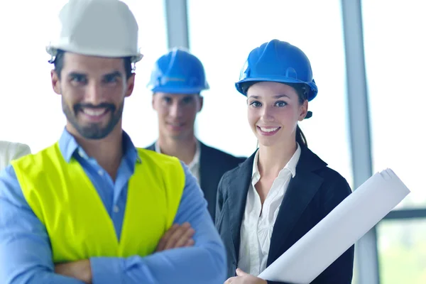 Empresários e engenheiros de construção em reunião — Fotografia de Stock