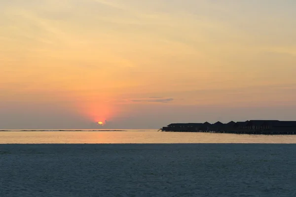 Tramonto tropicale sulla spiaggia — Foto Stock