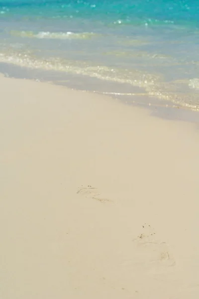 热带海滩与足印 — 图库照片