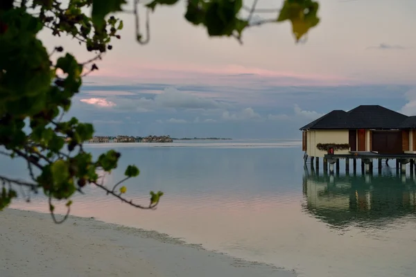 Tropiska vatten hem villas — Stockfoto