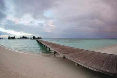 Ahşap köprü tropikal plaj